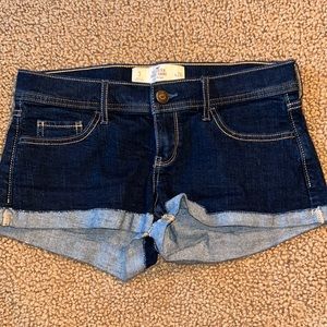 Hollister low-rise shorts. Size : 3